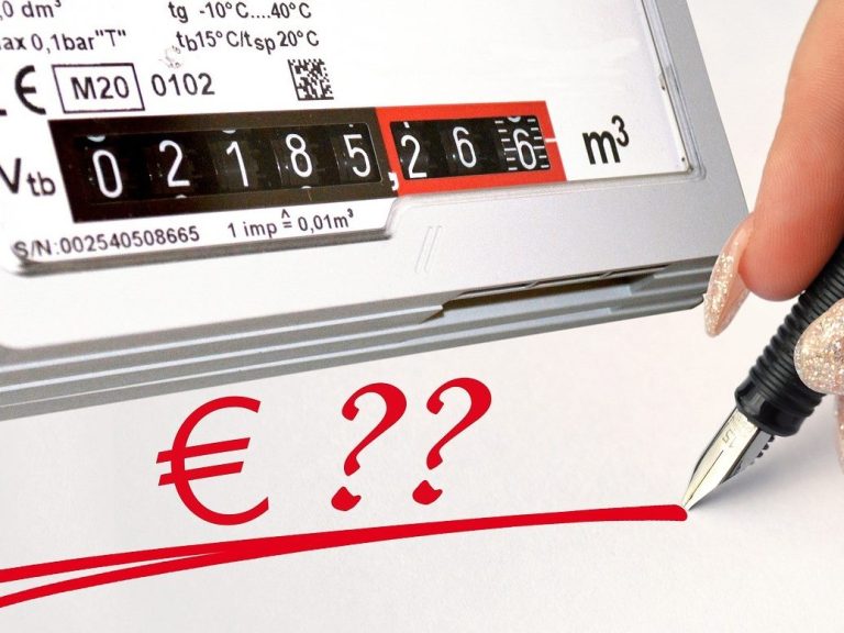 Profi-Check Energiekosten Gaszähler mit Euro-Zeichen und Fragezeichen. Hand hält einen Stift darüber