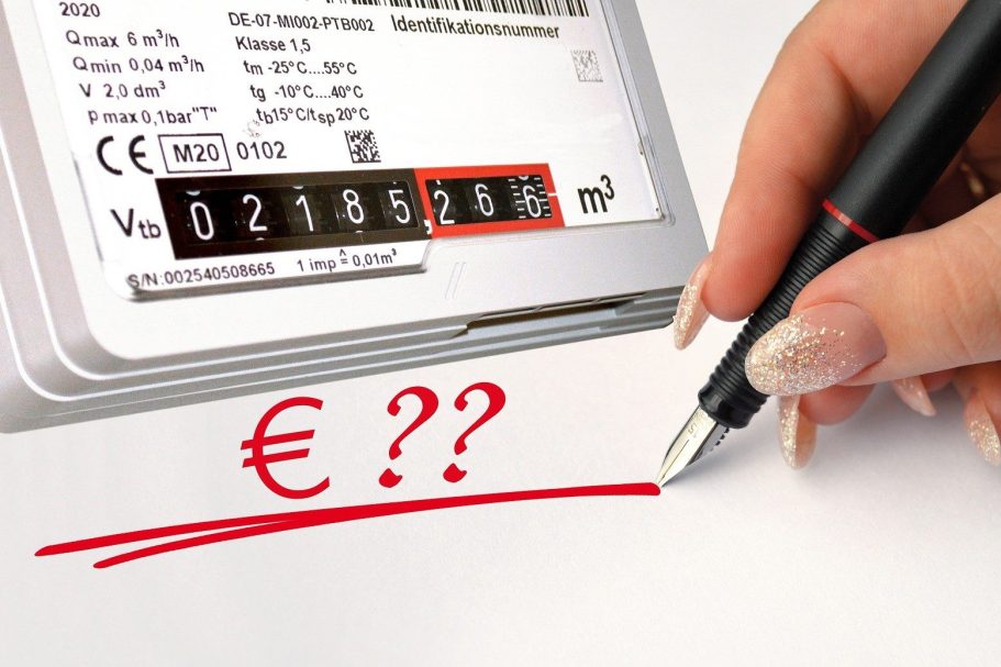 Profi-Check Energiekosten Gaszähler mit Euro-Zeichen und Fragezeichen. Hand hält einen Stift darüber.