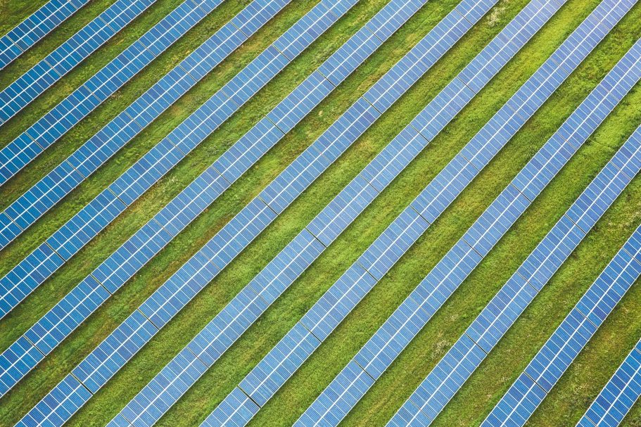 Direktwechsel zu Ökostrom Freiflächen-Photovoltaik auf einer grünen Wiese
